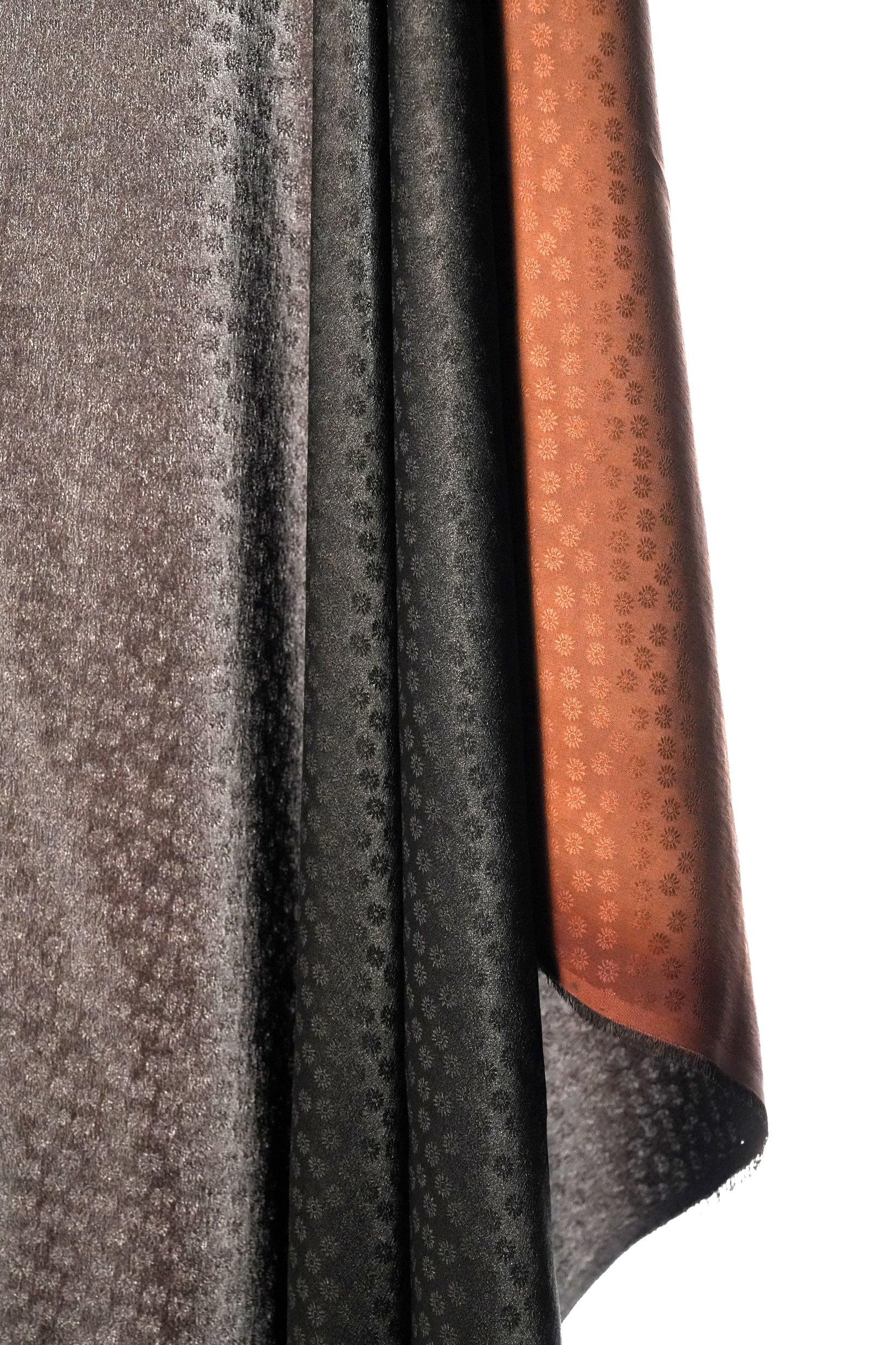 D.04 · 26 Momme Daisy Motif Jacquard Satin Gambiered Silk